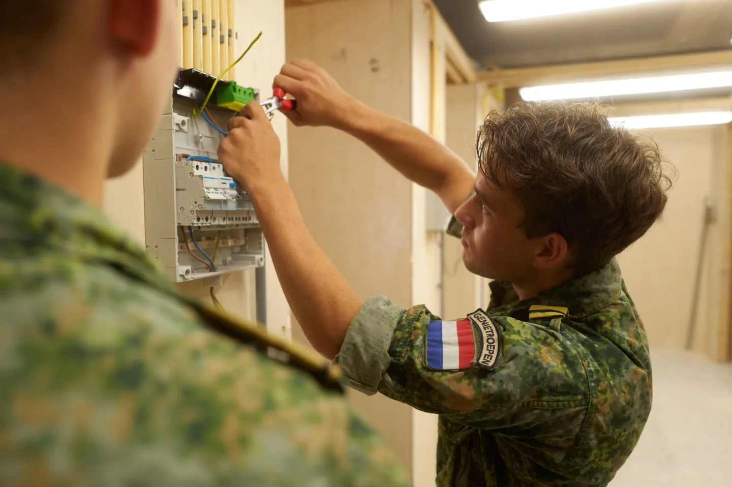Twee VEVA-studenten Bouw zijn bezig met elektronica