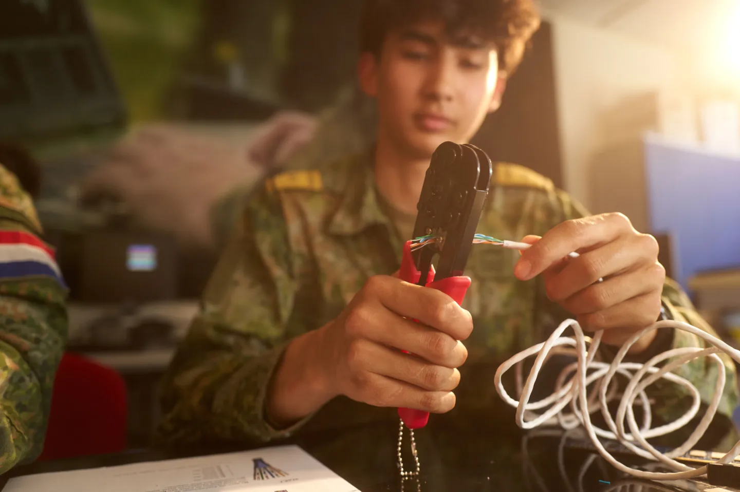 VEVA-student ICT knipt kabel door met tang