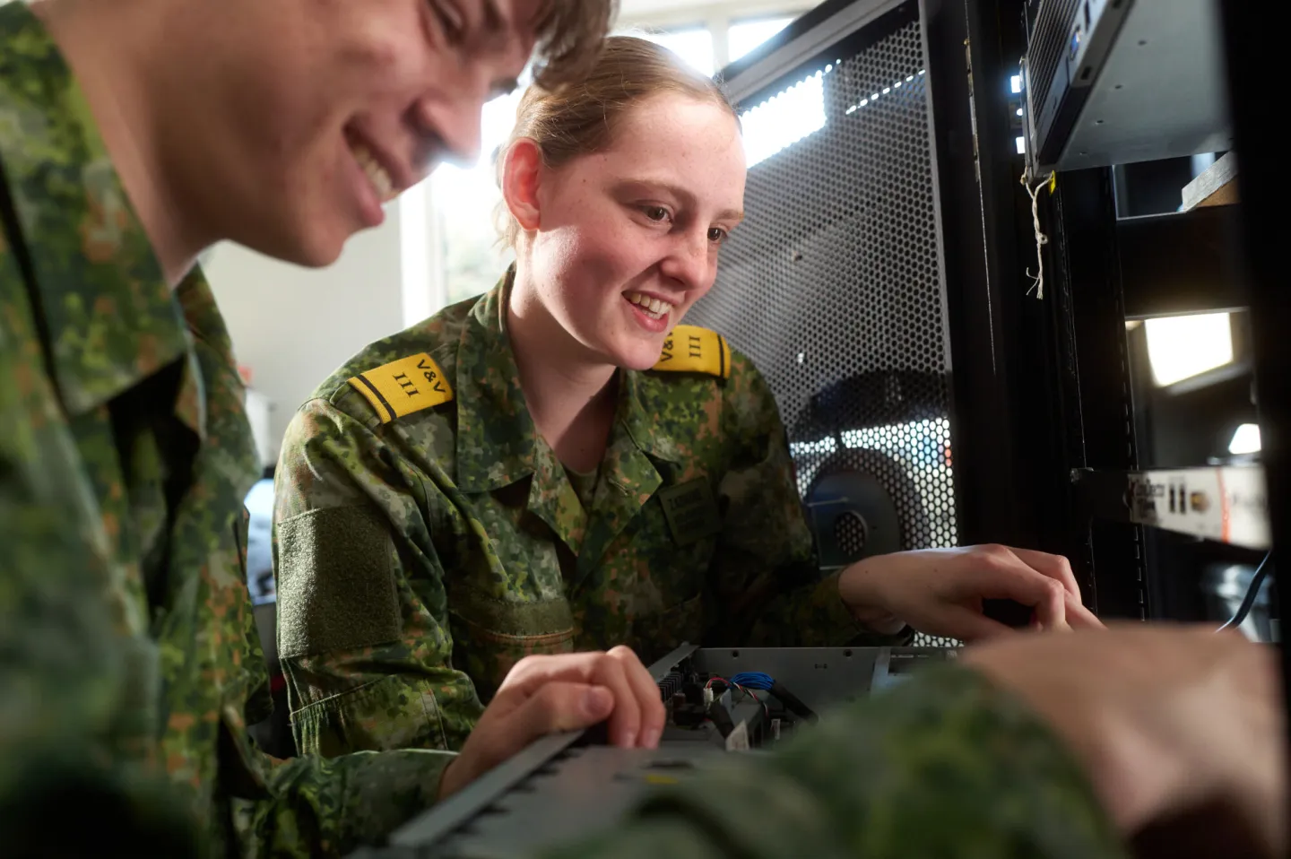 Twee VEVA-studenten ICT werken samen bij een server
