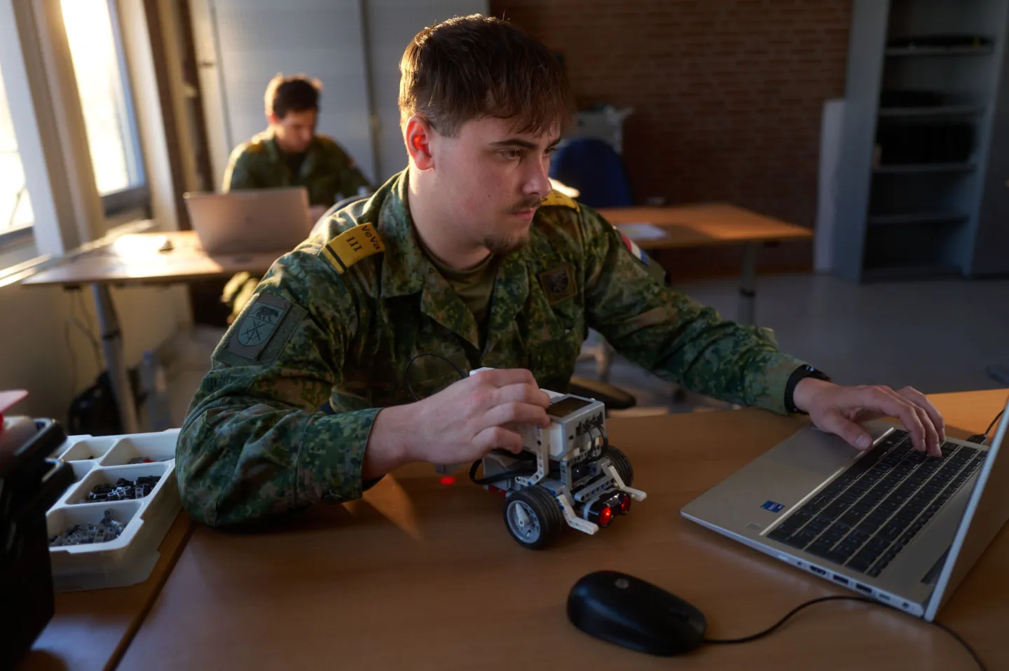 VEVA-student Mechatronica werkt achter laptop