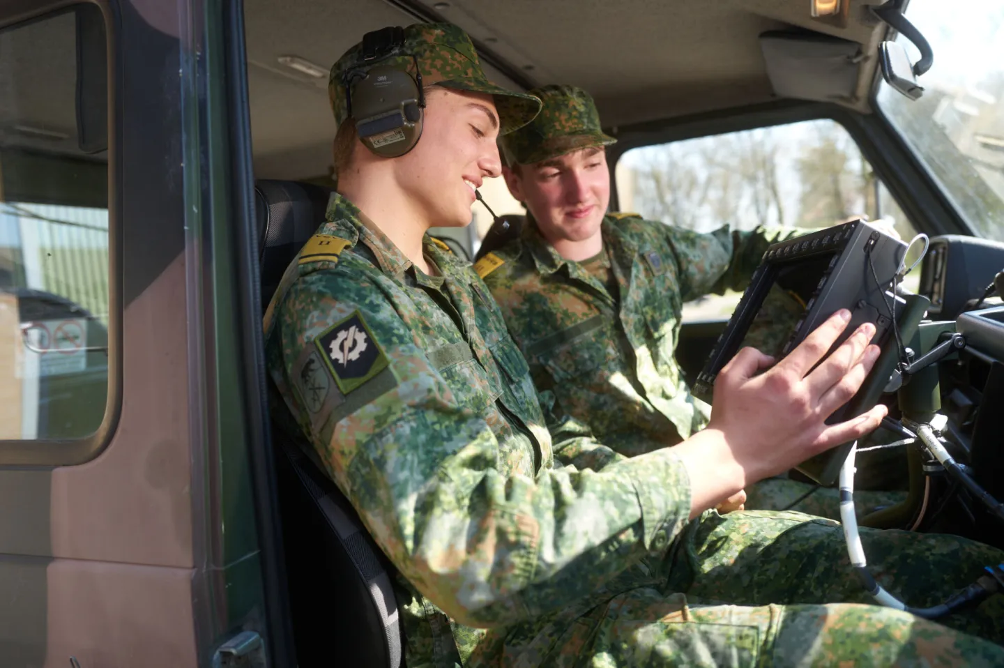 Twee VEVA-studenten Mechatronica zitten in tankwagen