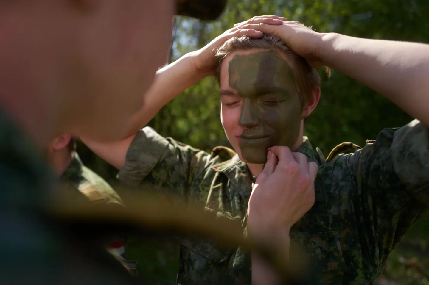 VEVA-student Defensie krijgt camouflage op gezicht
