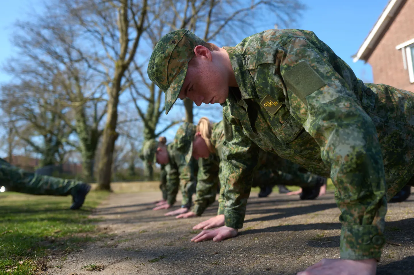 VEVA-studenten Defensie doen warming-up