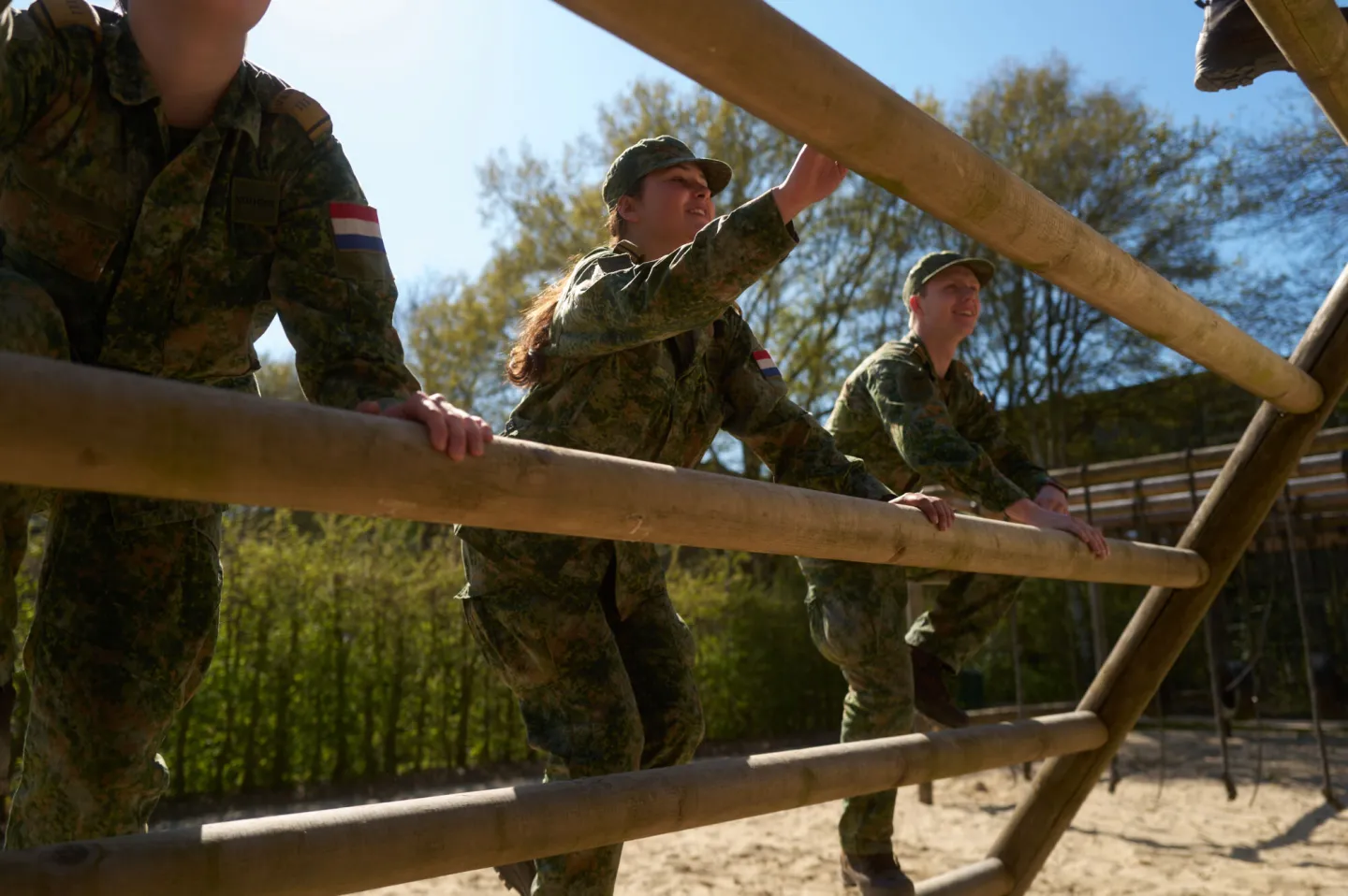 VEVA-studenten Grondoptreden in actie op hindernisbaan