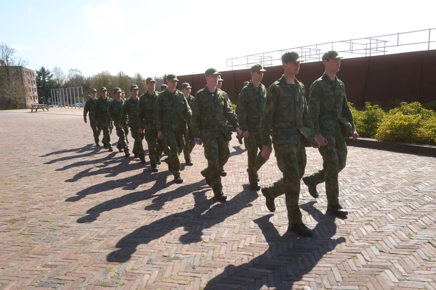 VEVA-studenten Defensie marcheren buiten