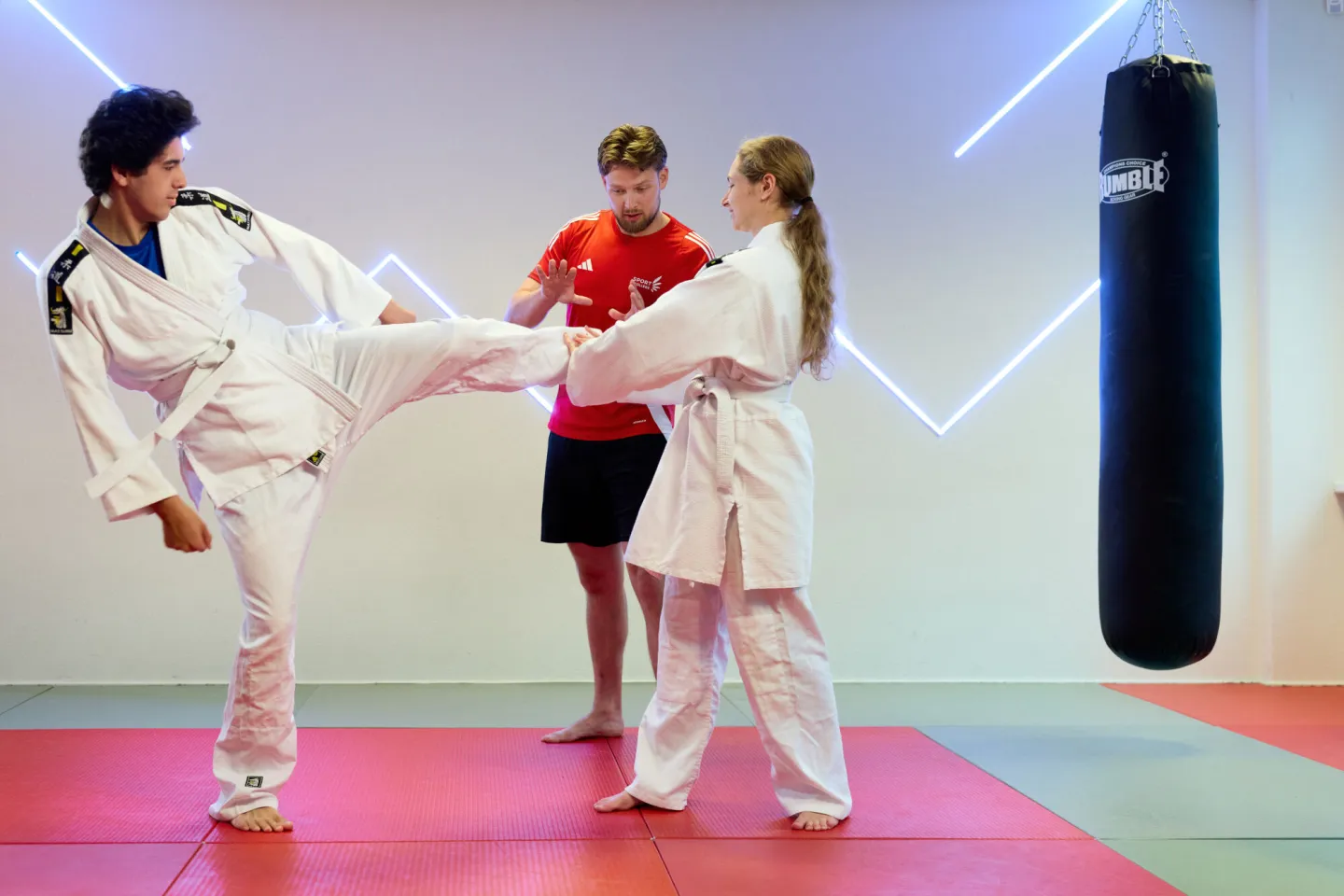 Docent geeft studenten karateles in dojo