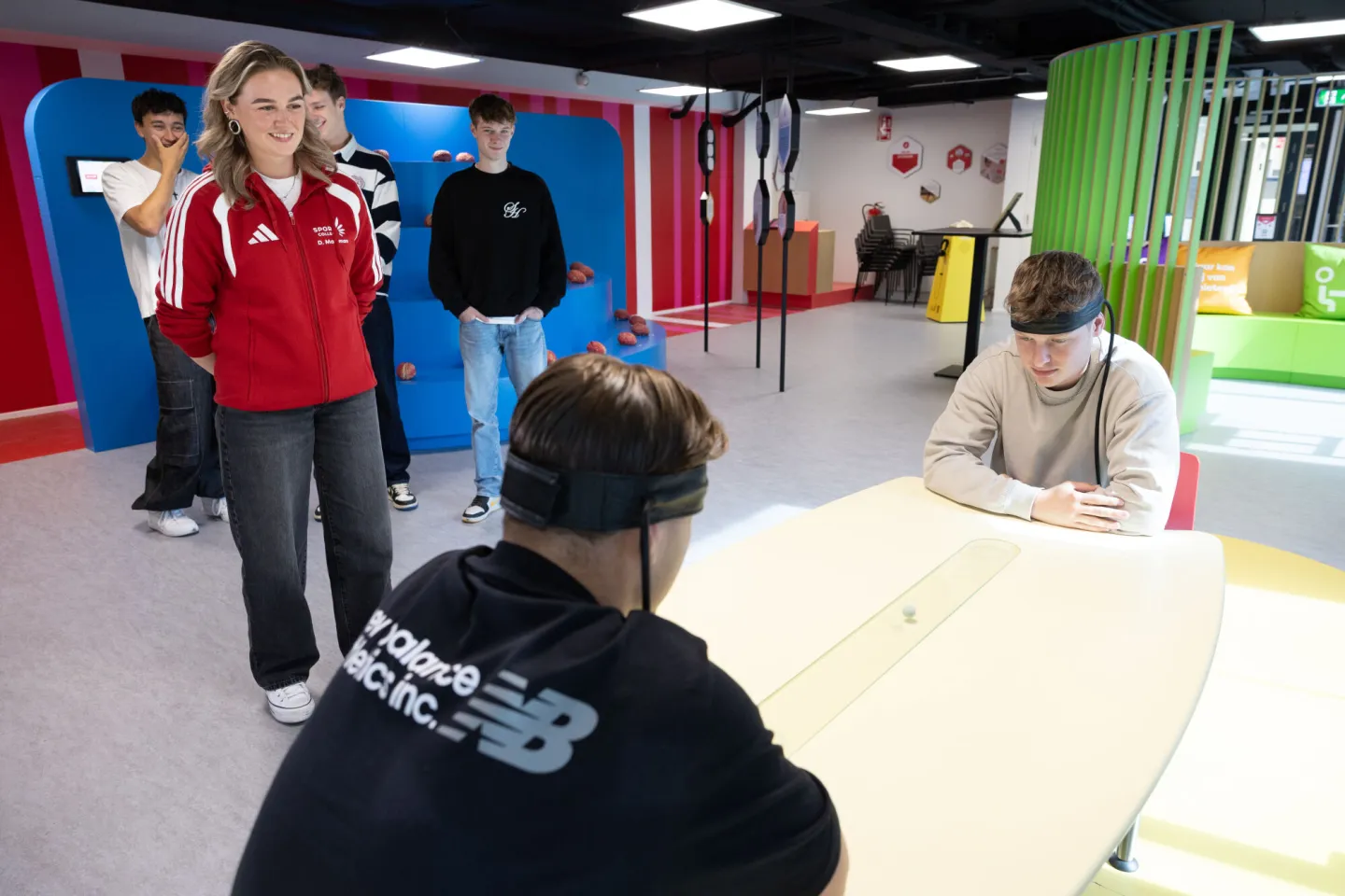 Docent kijkt toe bij spel studenten Sport College in het Vitaliteitslab