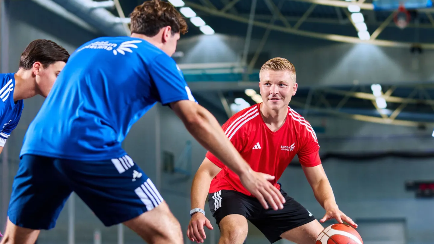 Docent basketbalt met studenten Sport College in sporthal