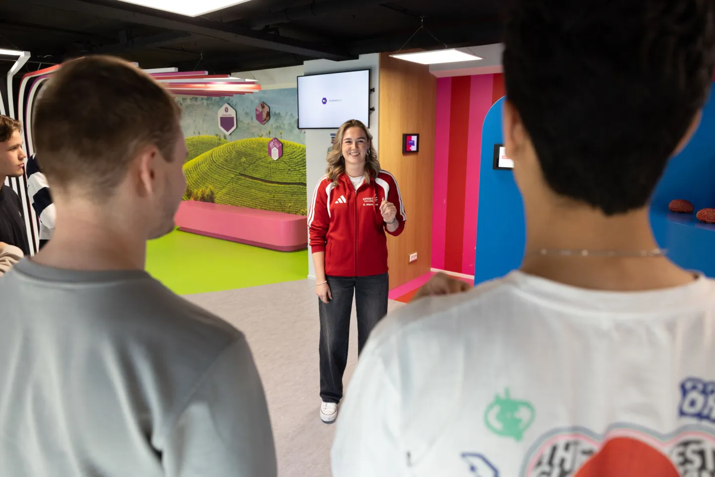 Docent staat voor een groep studenten Sport College in het Vitaliteitslab