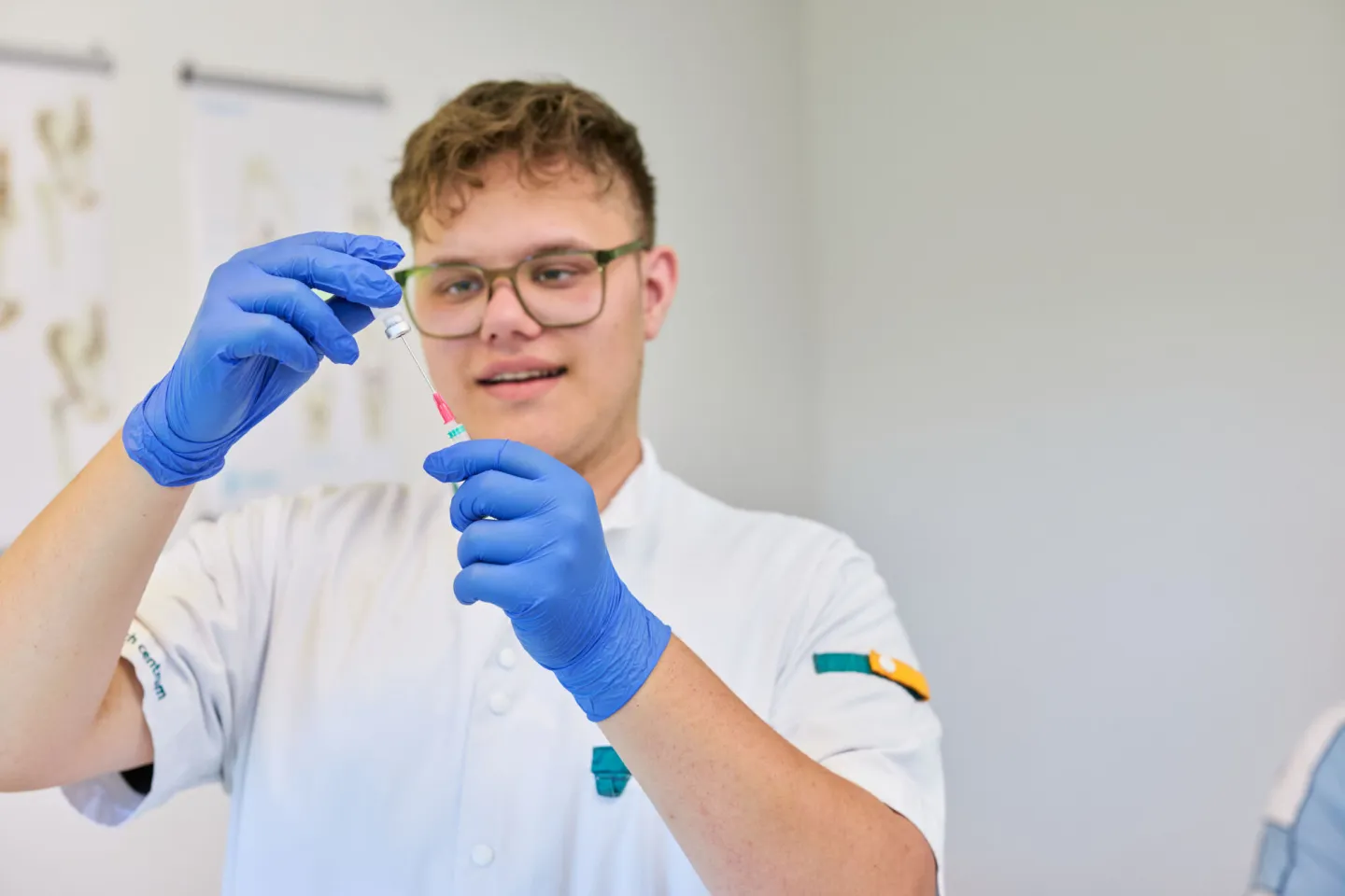 Doktersassistent verzorgt injectie voor de arts