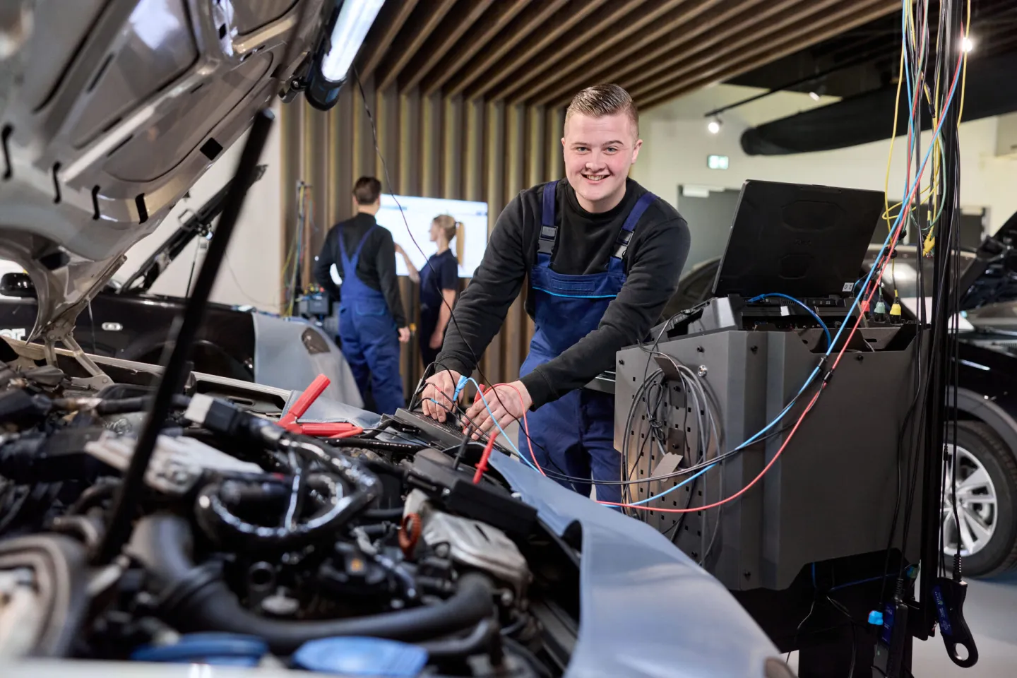 Student Autotechniek analyseert systemen in een elektrische auto