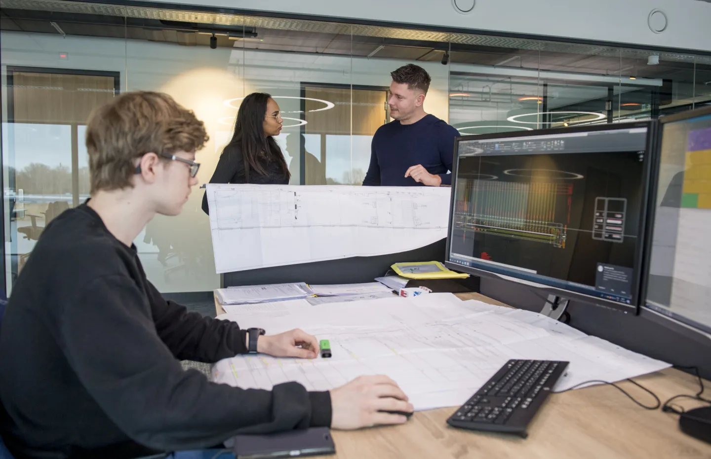 Student Technicus Elektrotechniek praat met een collega