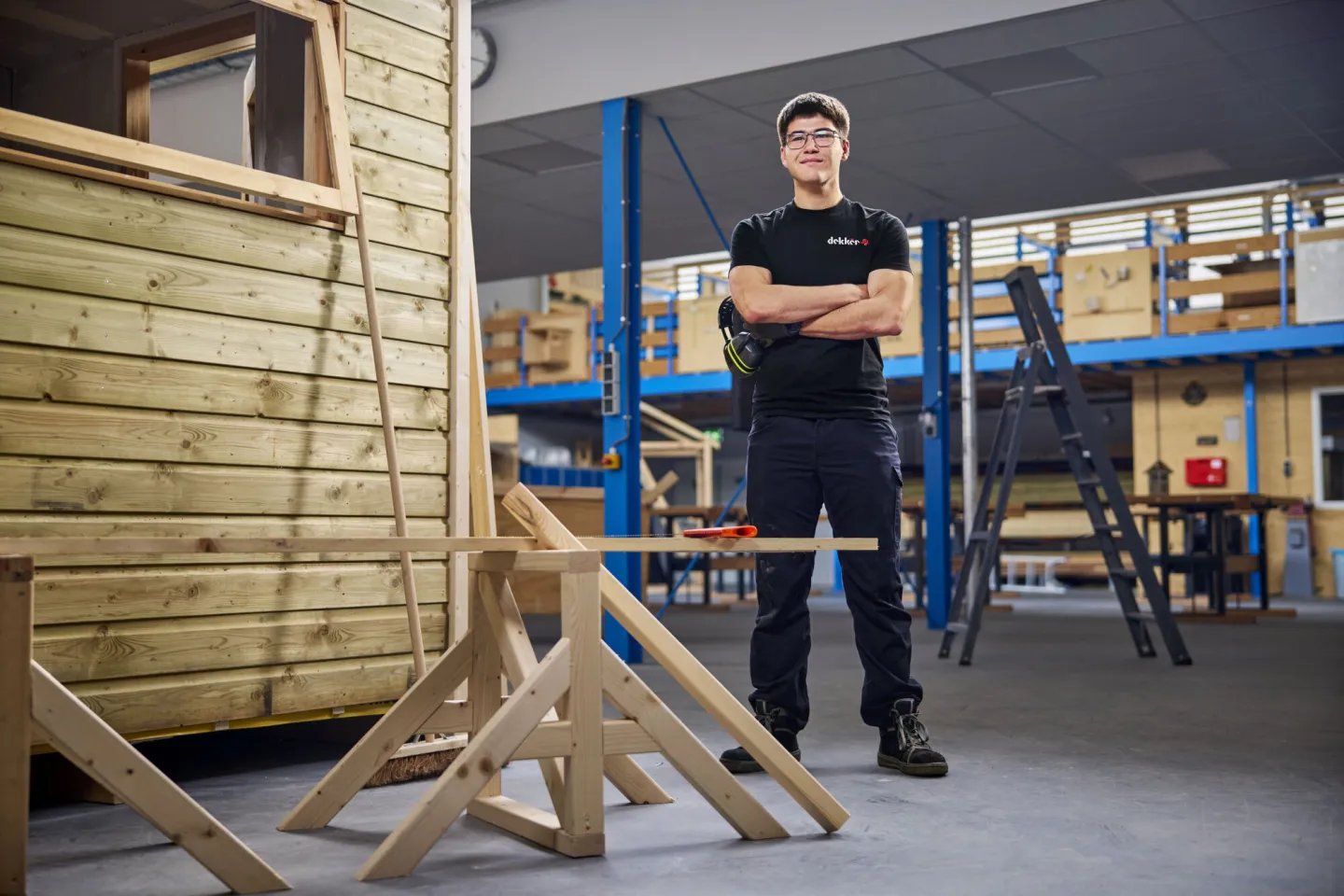 Student poseert trots op de werkvloer op school