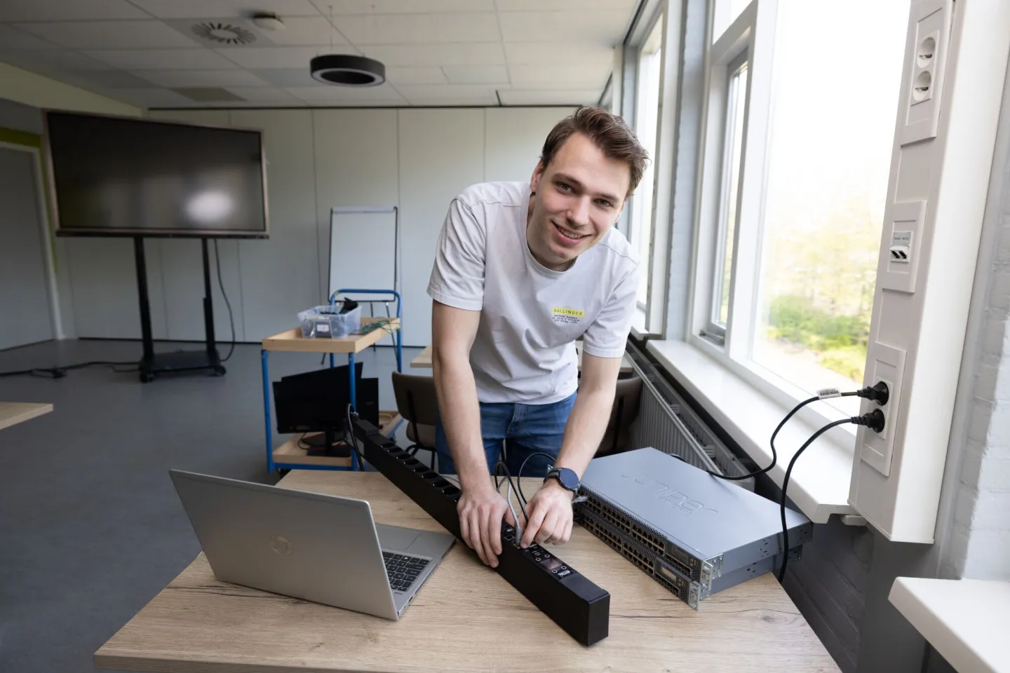 ICT-student werkt met apparatuur