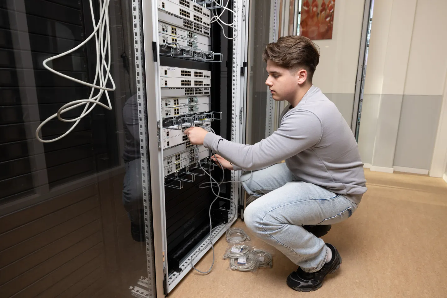 ICT-student werkt met kabels