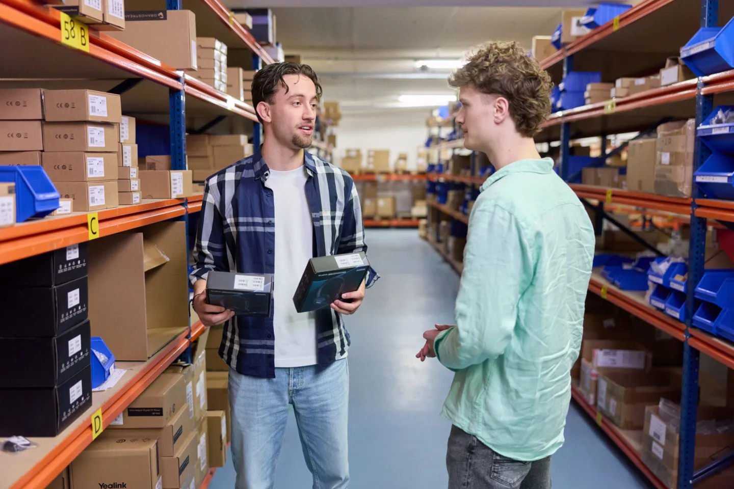 Junior accountmanager toont producten aan klant