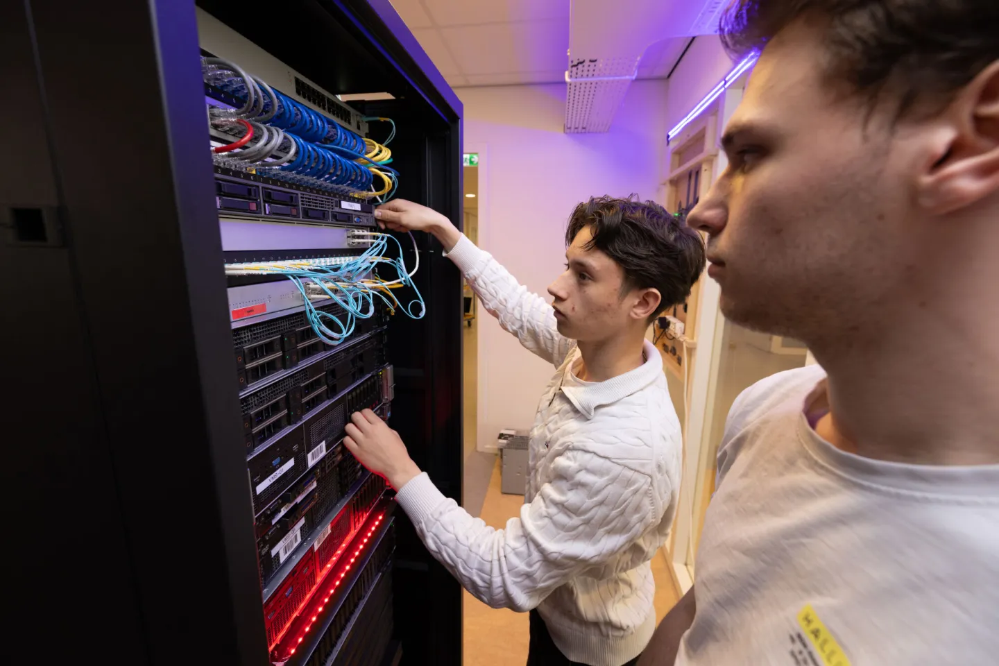 Kabels worden aangesloten door studenten ICT