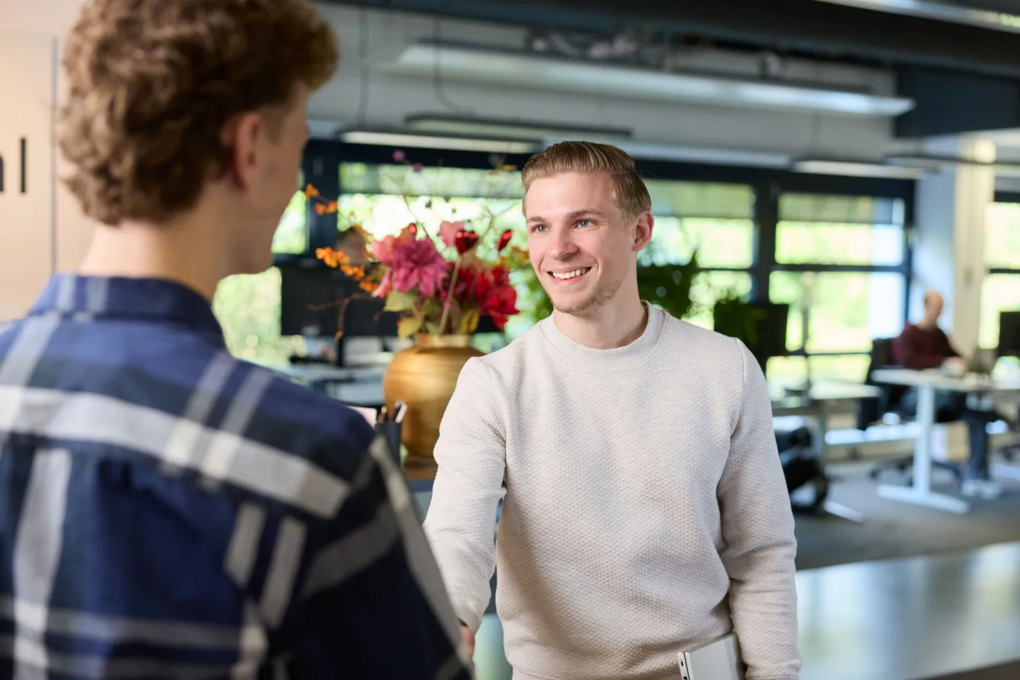 Junior accountmanager heet klant welkom bij bedrijf
