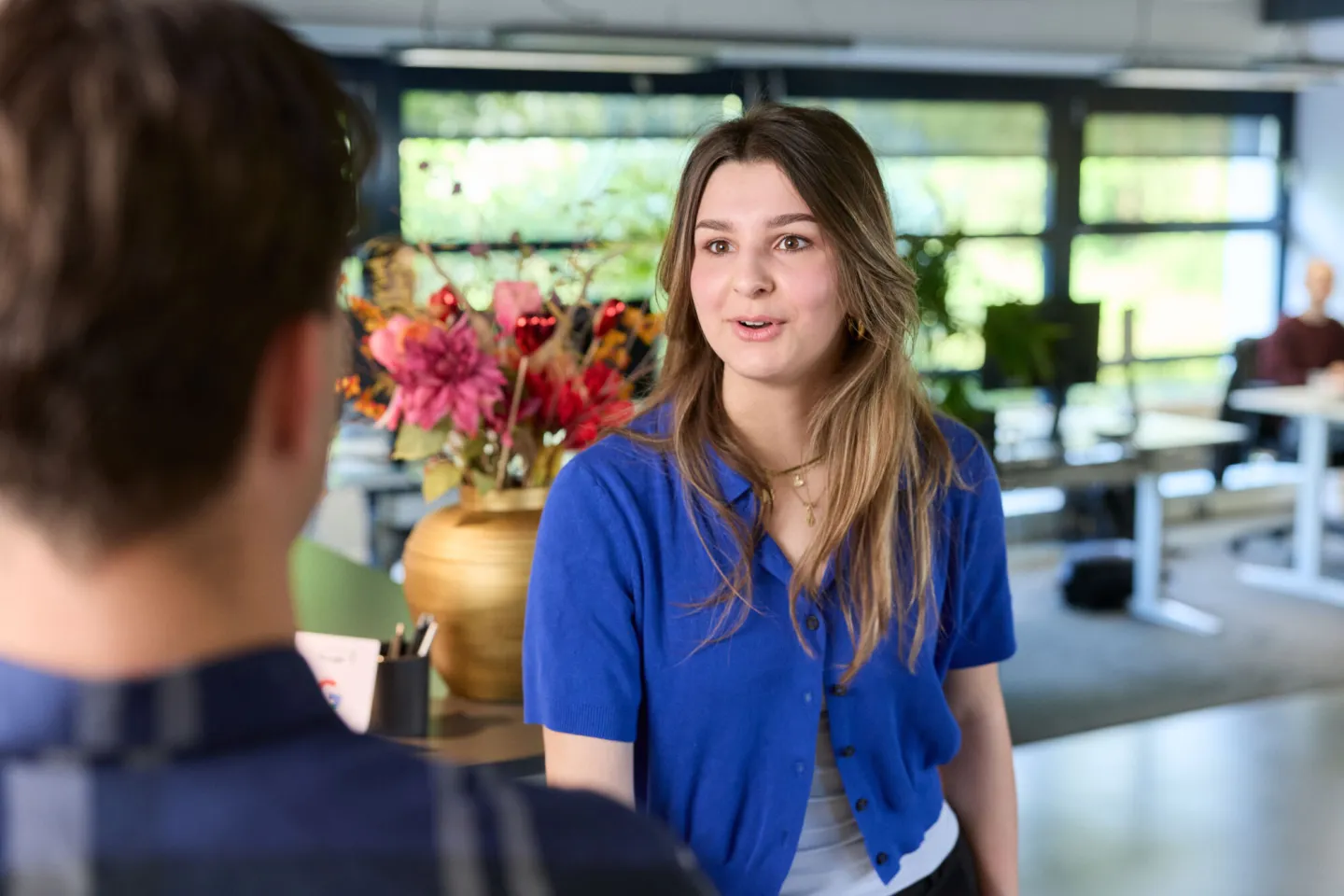 Student Junior Accountmanager ontvangt klant op kantoor
