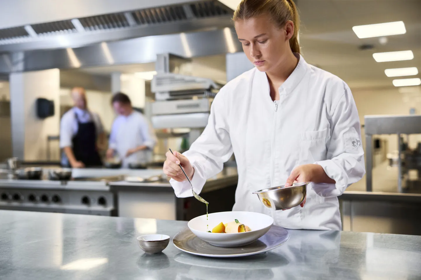 Student Kok doet ervaring op in de keuken