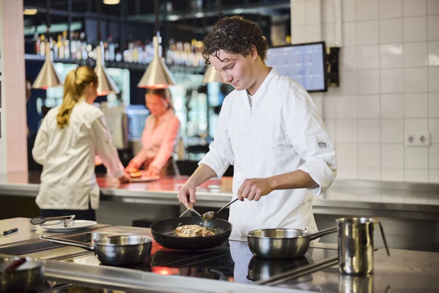 Student Kok aan het werk in de keuken
