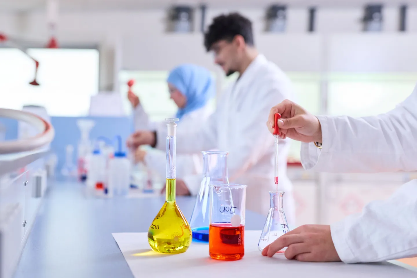 Onderzoek uitvoeren in praktijklokaal Laboratoriumonderwijs