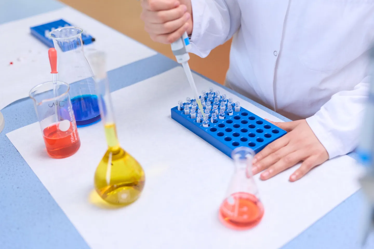 Tests uitvoeren in het praktijklokaal Laboratoriumonderwijs