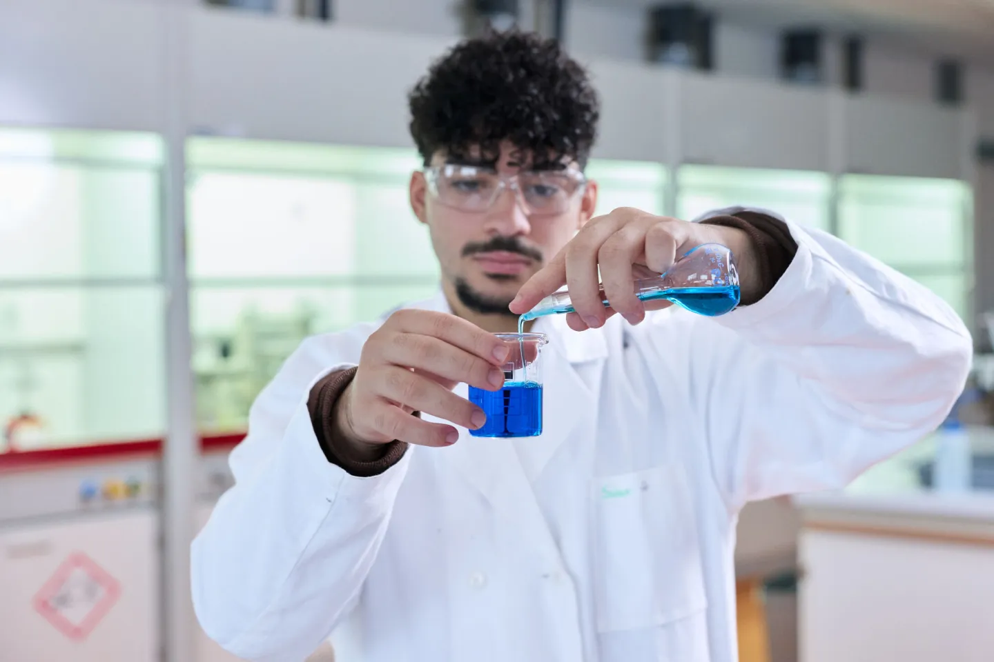 Student Analist onderzoekt monster in praktijklokaal