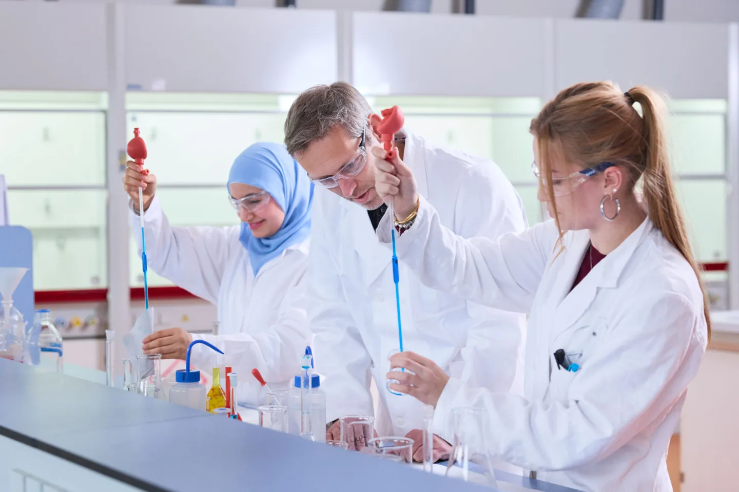 Docent geeft studenten Laboratoriumonderwijs instructies in het praktijklokaal