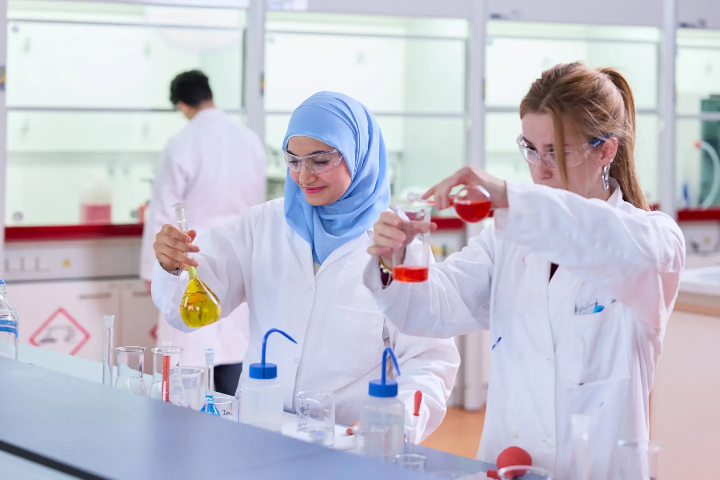 Student Laboratoriumonderwijs doen onderzoek in het praktijklokaal