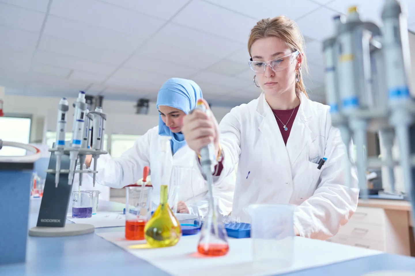 Student Laboratoriumonderwijs voeren proeven uit in het praktijklokaal