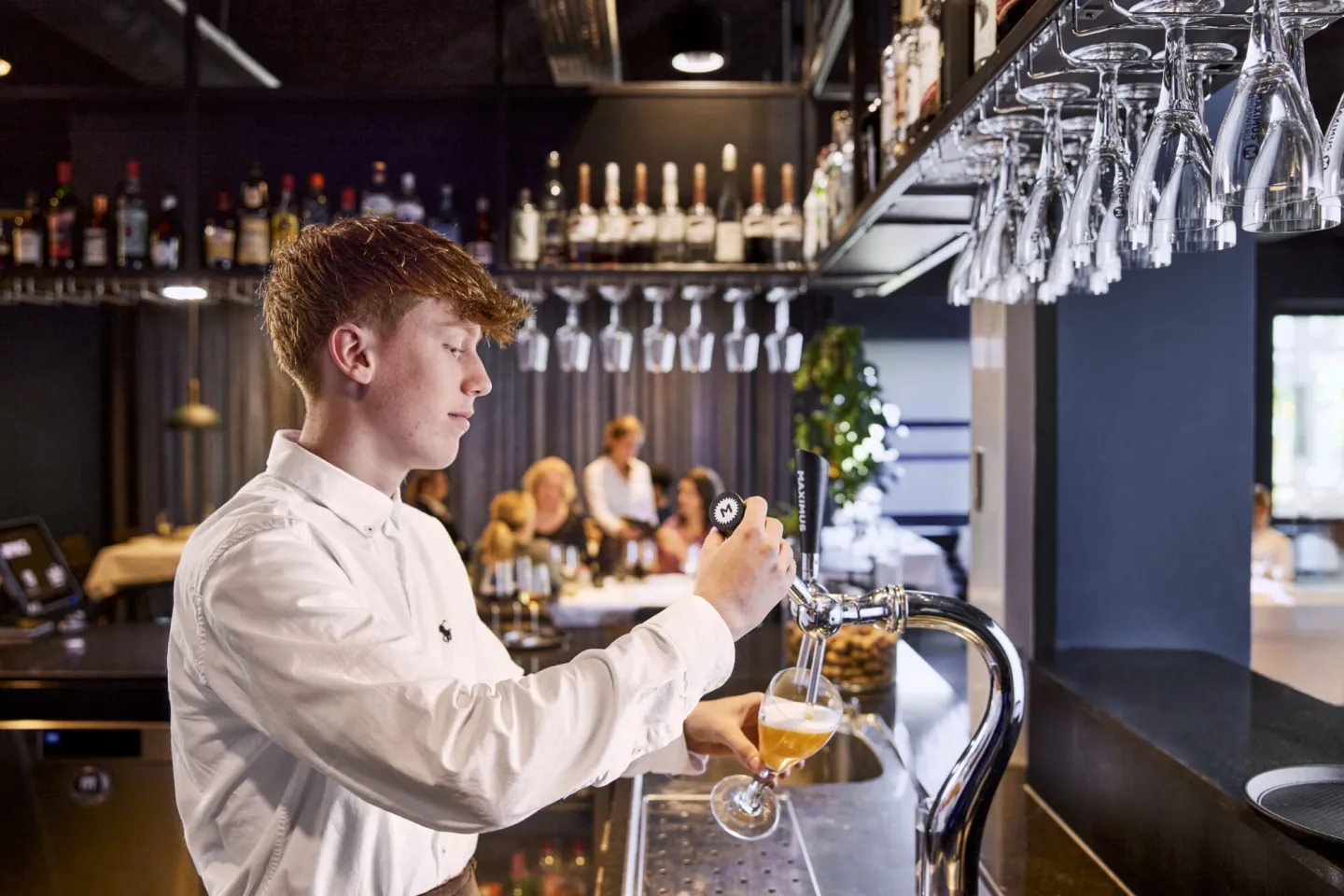 Student Manager Horeca/Ondernemer tapt een biertje voor gast
