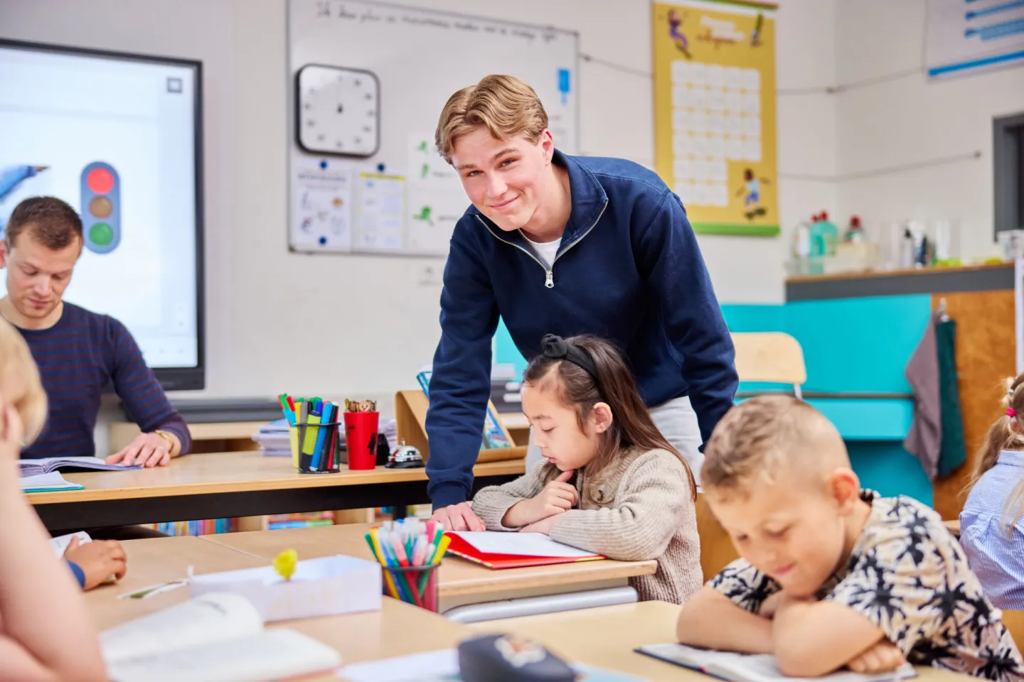 Student Onderwijsassistent helpt kind met rekenen
