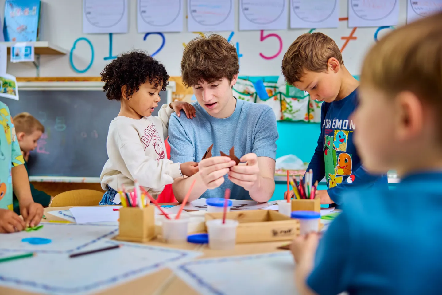 Student Onderwijsassistent knutselt met kinderen