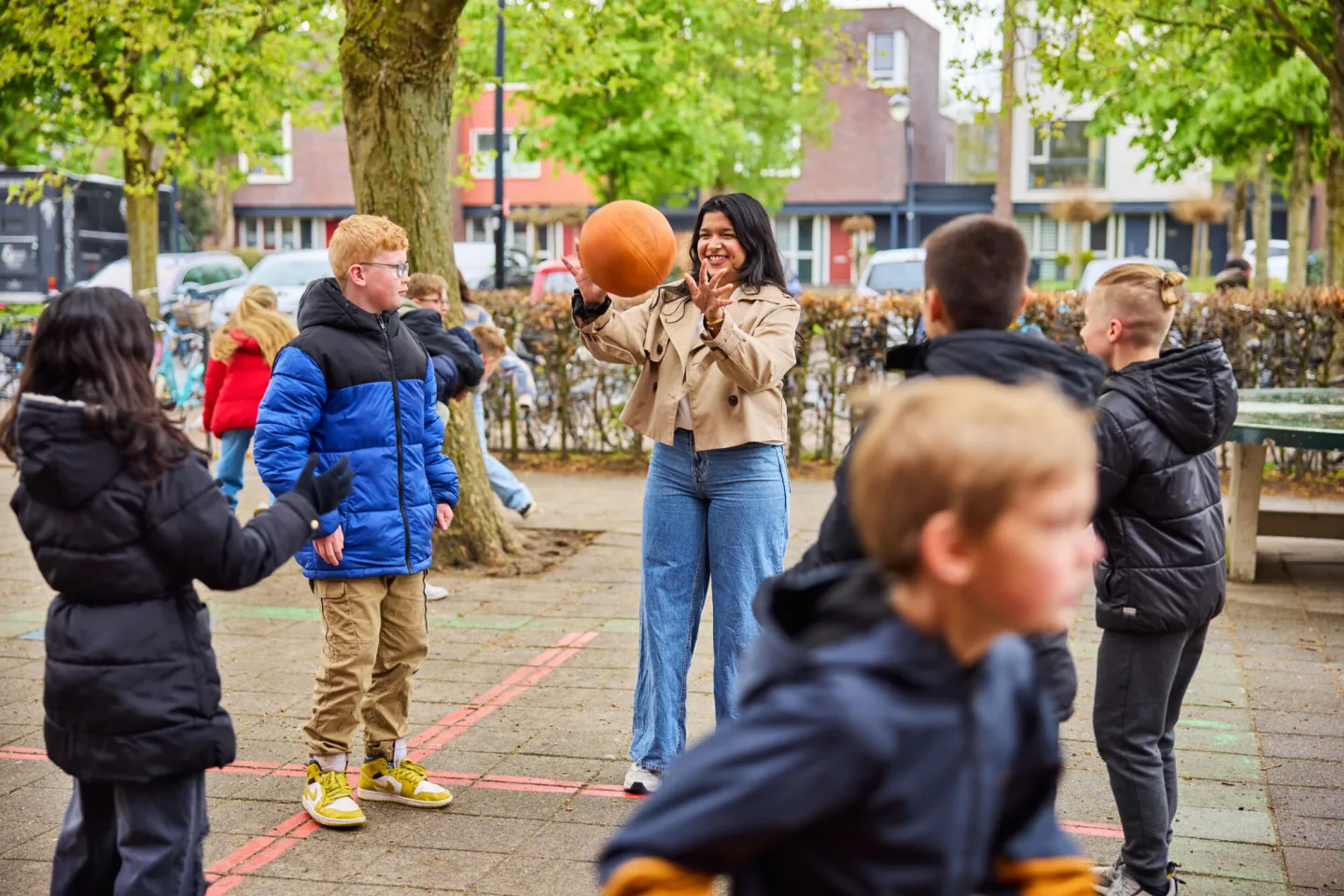 Kindprofessional maakt plezier met kinderen op het schoolplein