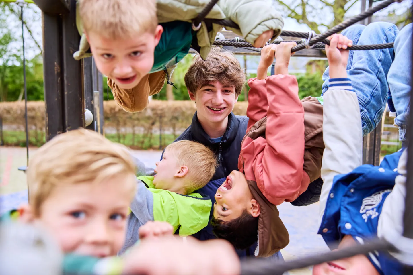 Student heeft plezier met kinderen op het schoolplein