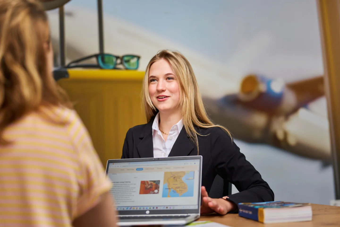 Medewerker reisbureau stelt een vakantie samen voor een klant