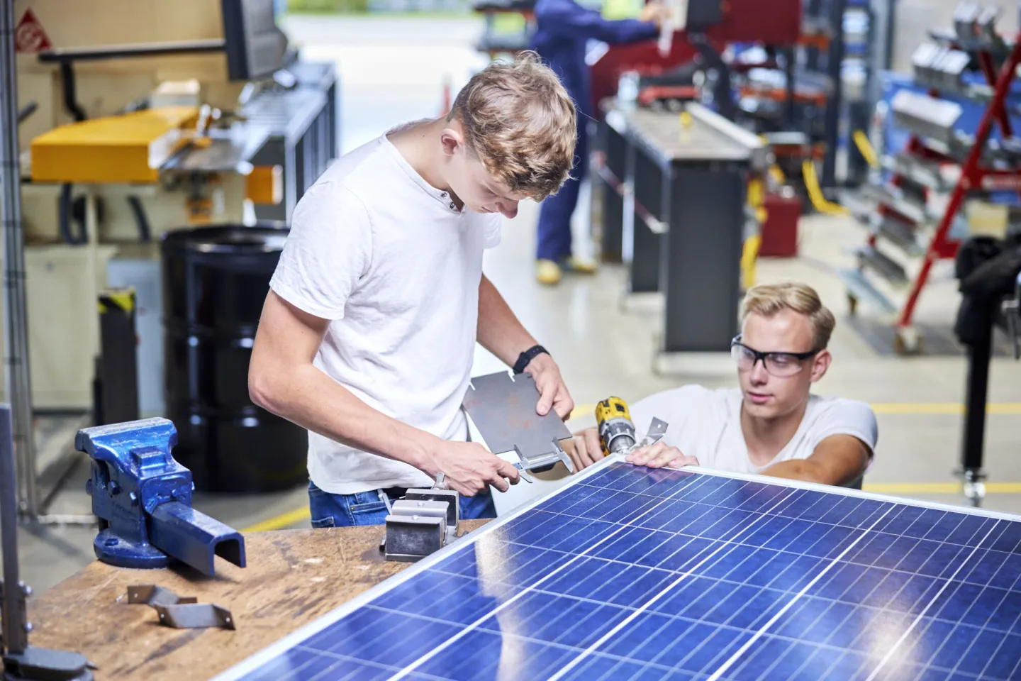 Techniekstudenten sleutelen aan zonnepanelen