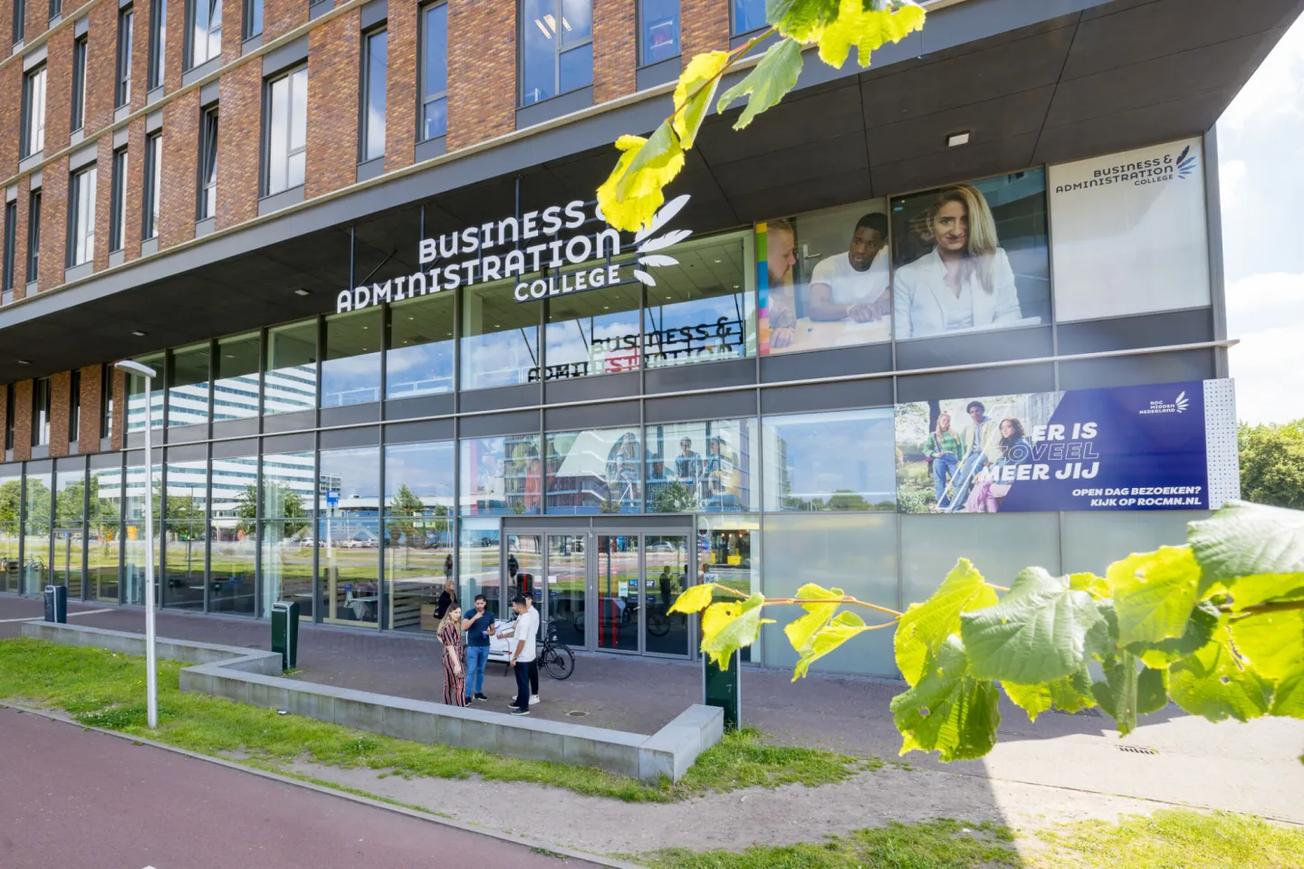 Studenten staan voor het Business & Administration College op de Marco Pololaan