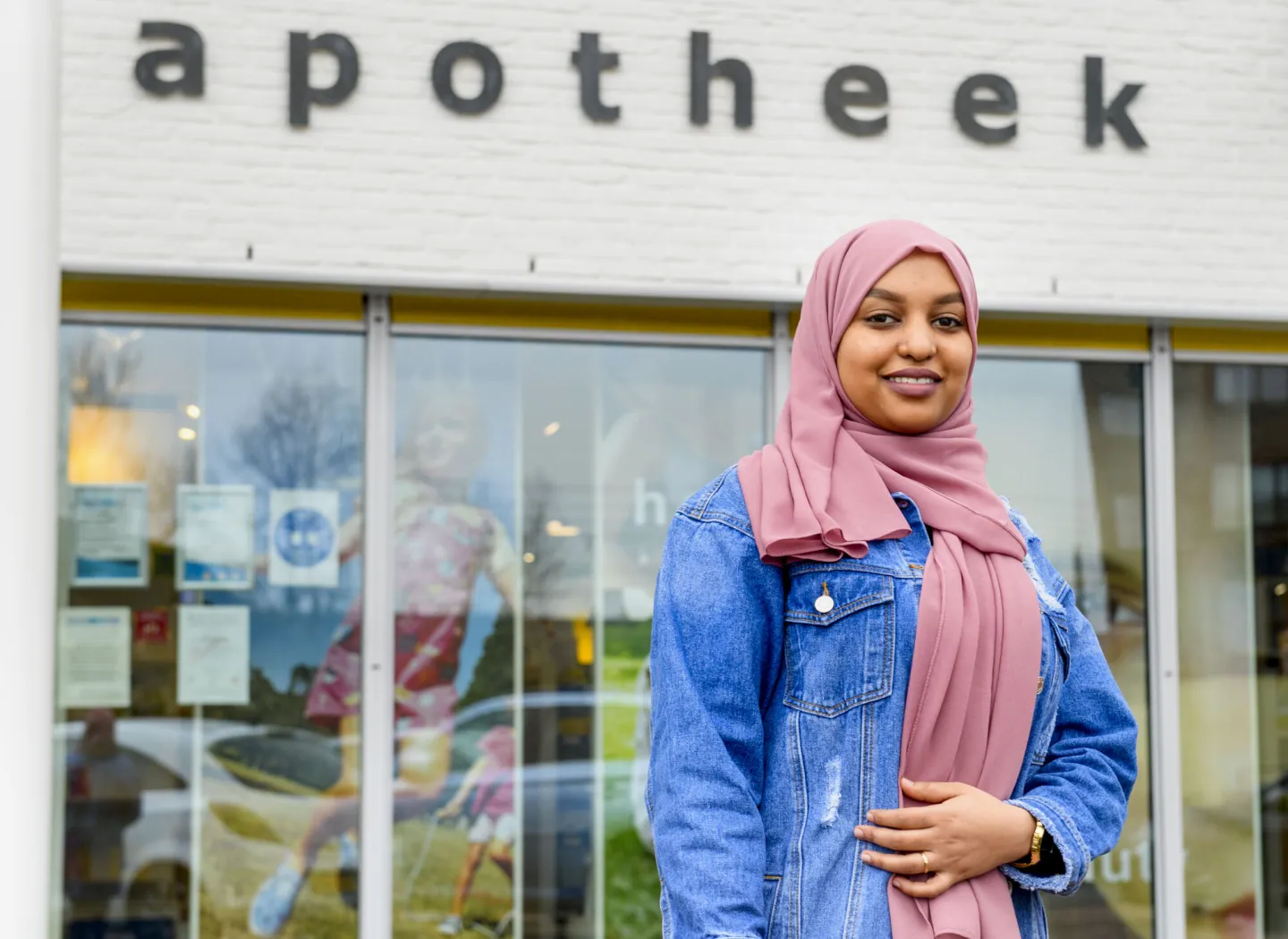 Student Apothekersassistent poseert trots voor haar stageplek