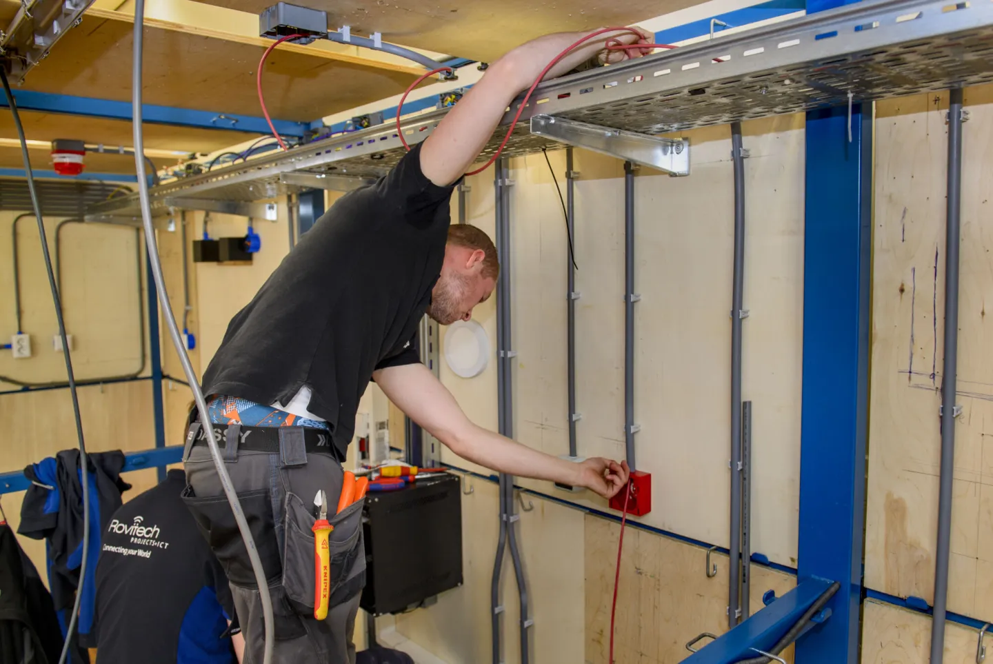 Student werkt in de praktijk met elektrotechnische installaties