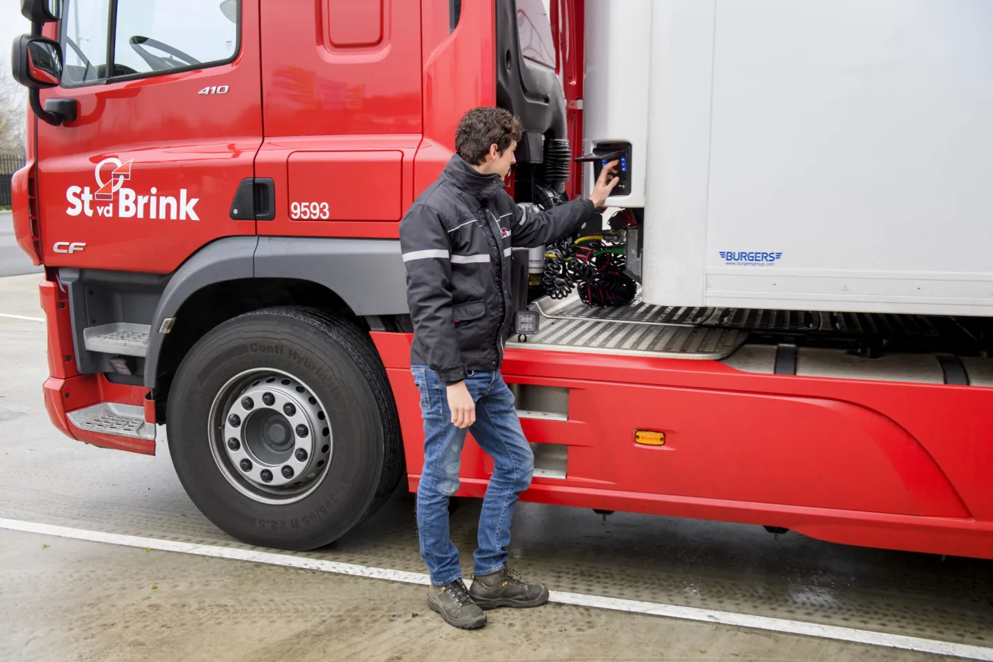 Student Chauffeur Wegvervoer controleert vrachtwagen