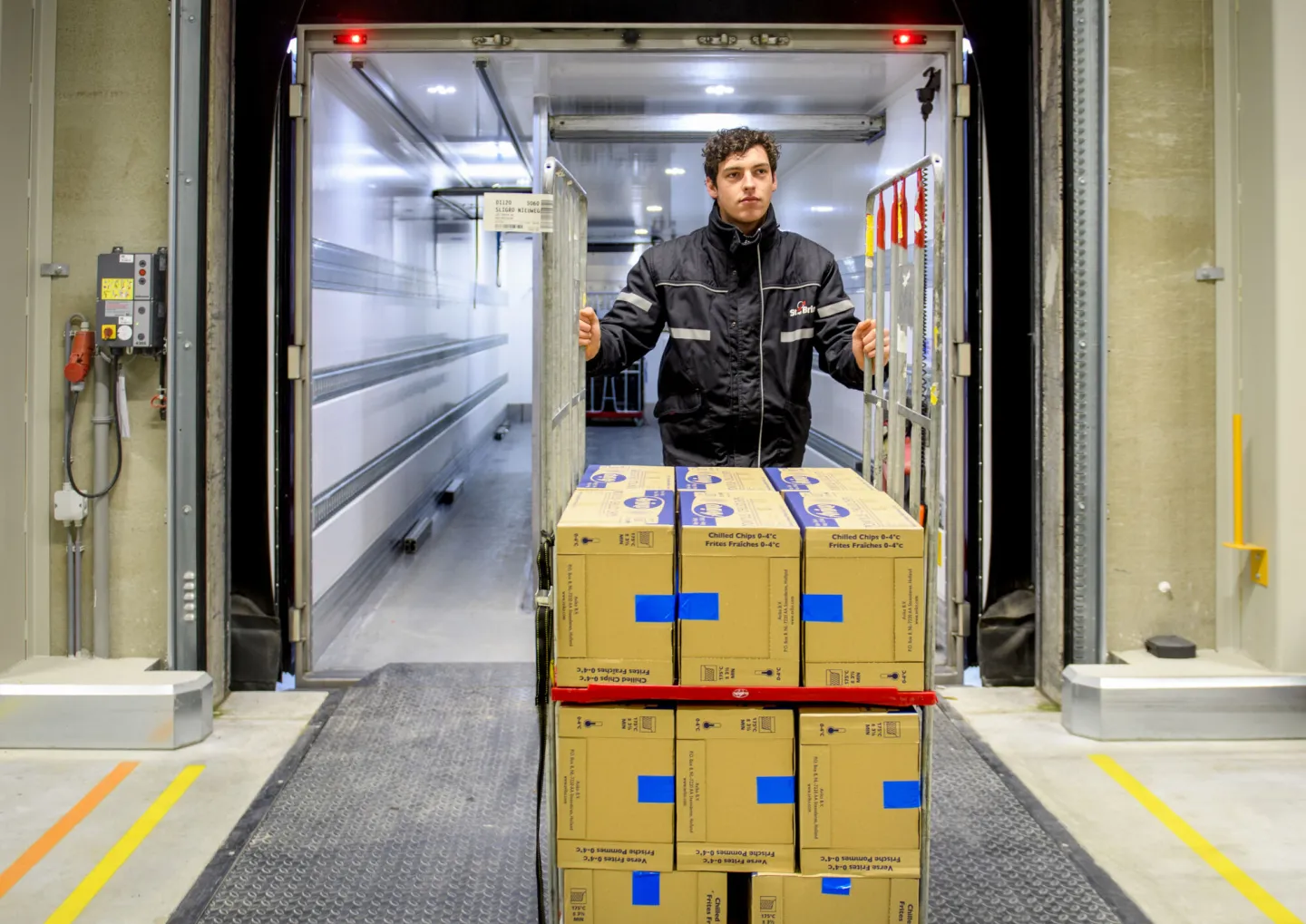 Student Assistent Logistiek aan het werk in een magazijn