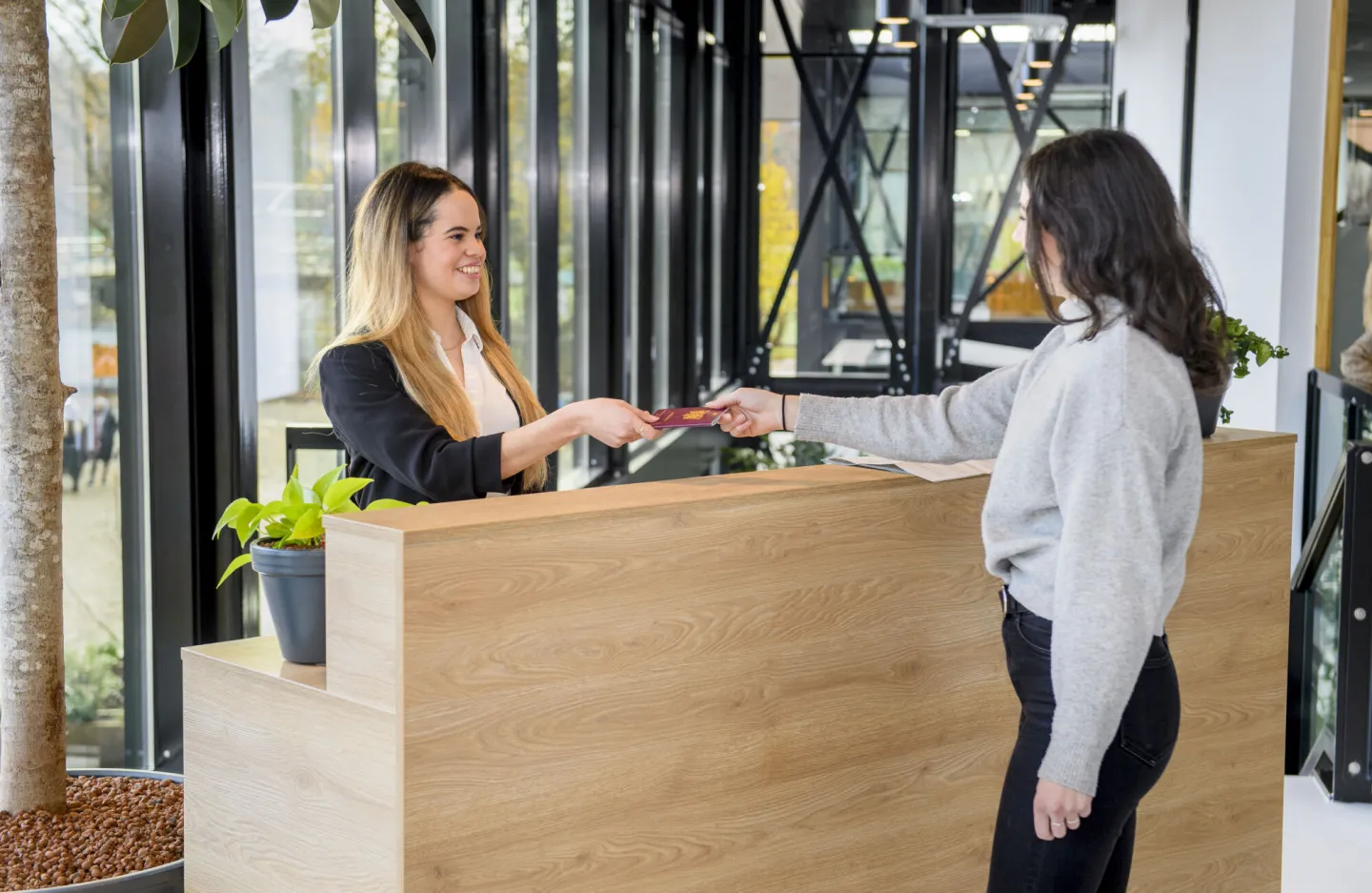 Student Toerisme in contact met een gast aan de balie