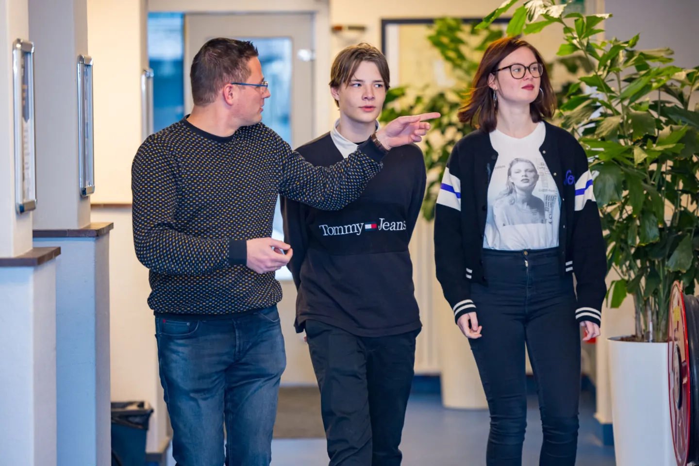 Rondleiding VAVO Lyceum met studenten en een docent