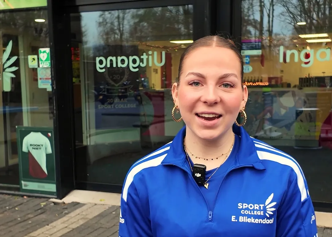 Student Sport College Utrecht staat voor de ingang van school