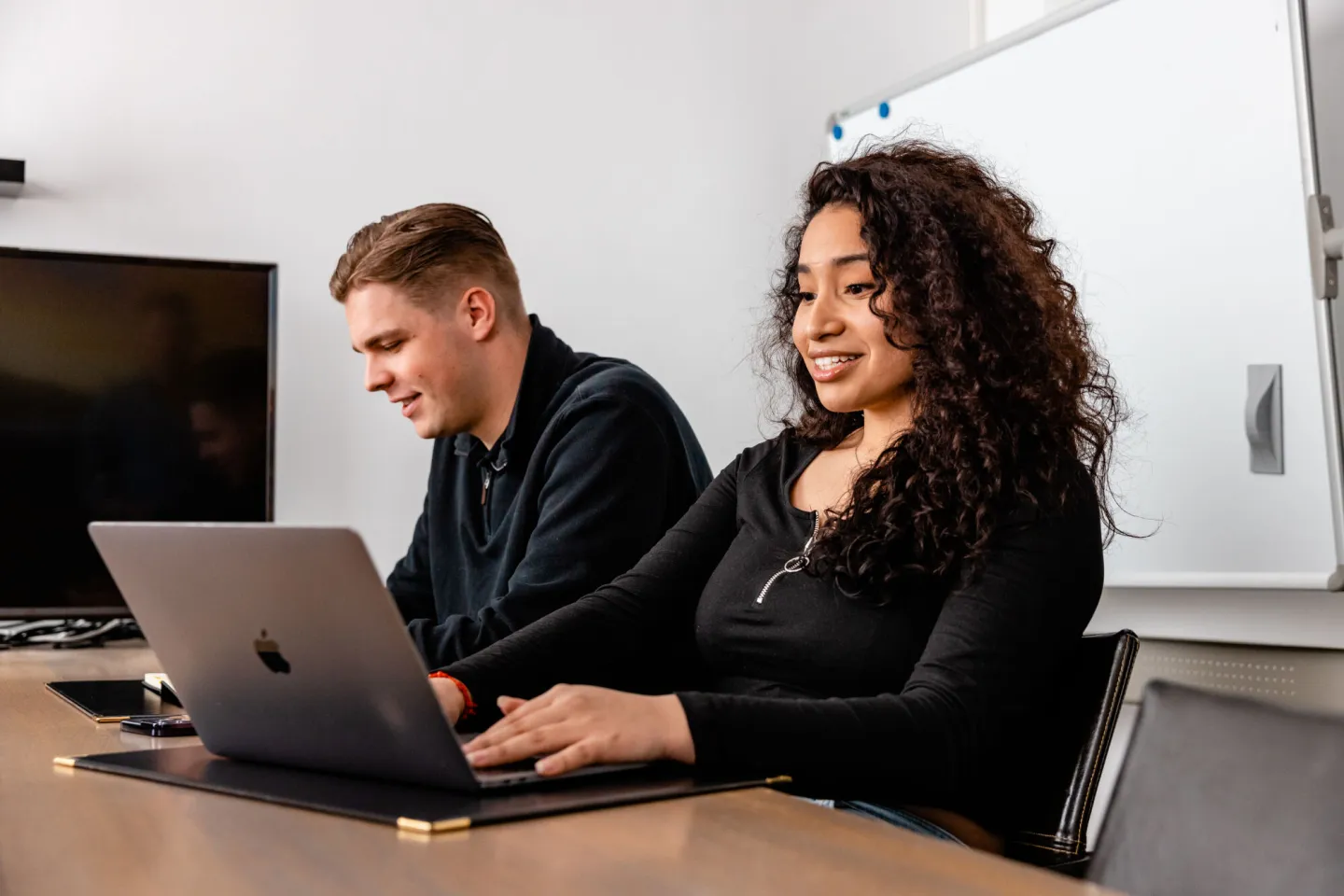 Samenwerkende studenten op kantoor