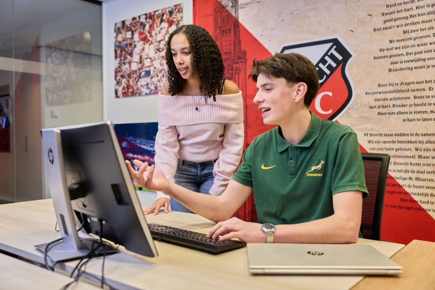 Studenten Sport Marketing werken samen bij sportmarketingbureau