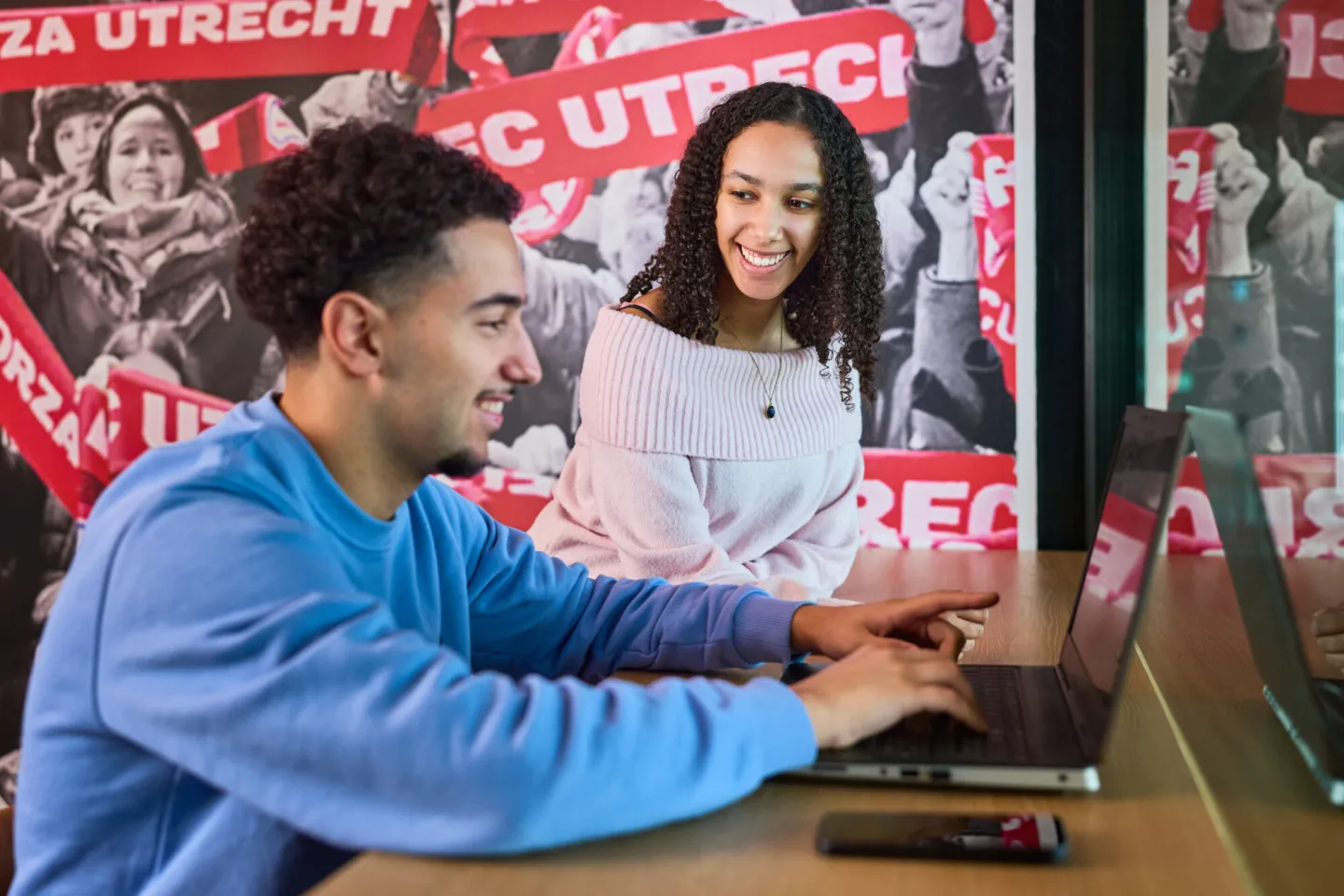 Studenten Sport Marketing werken samen in een voetbalstadion