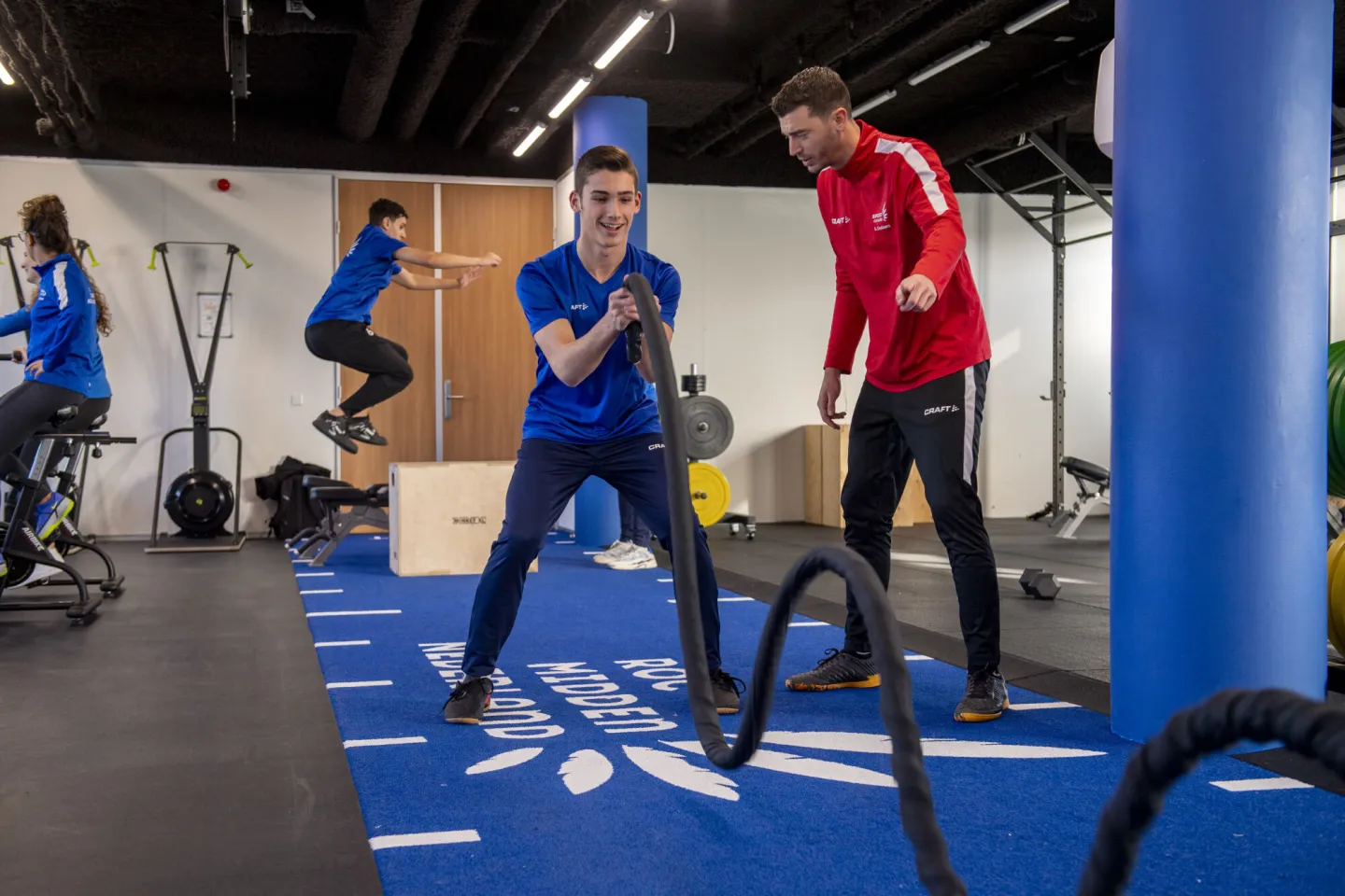 Studenten krijgen sportles in de gym